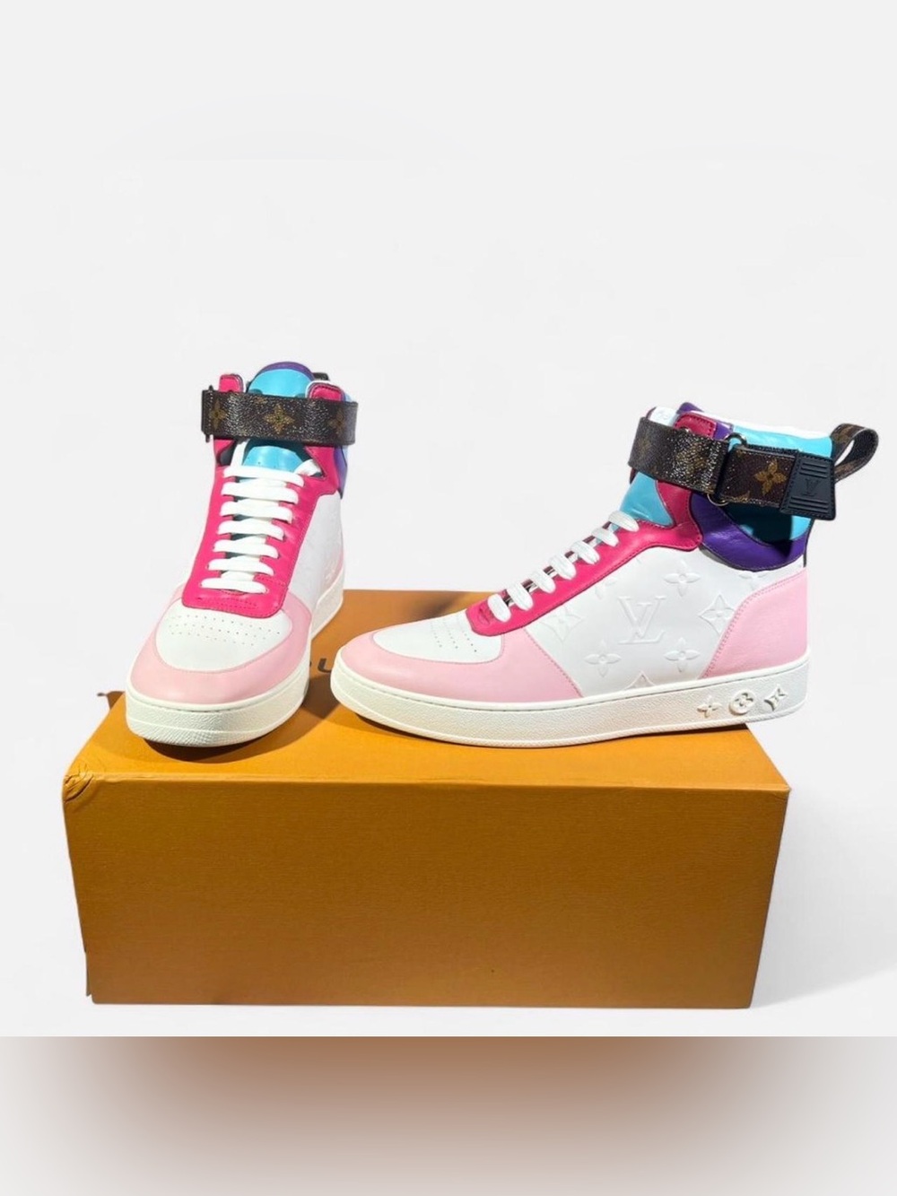 LOUIS VUITTON LV BOOMBOX SNEAKER
Women’s 6.5/7